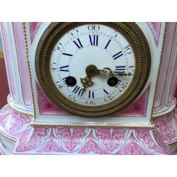 Pendule En Porcelaine