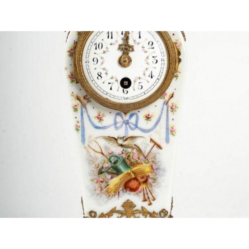 Pendule En Porcelaine XIXème Siècle