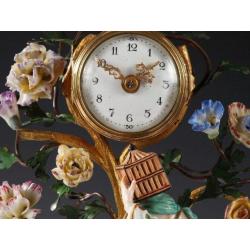 Pendule en Porcelaine de Style Louis XV