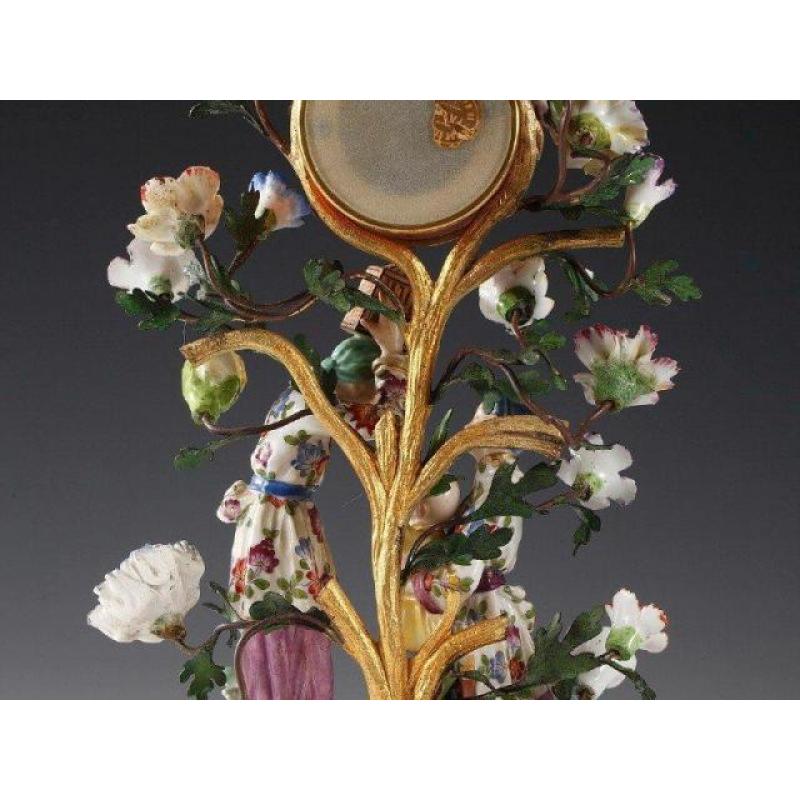 Pendule en Porcelaine de Style Louis XV