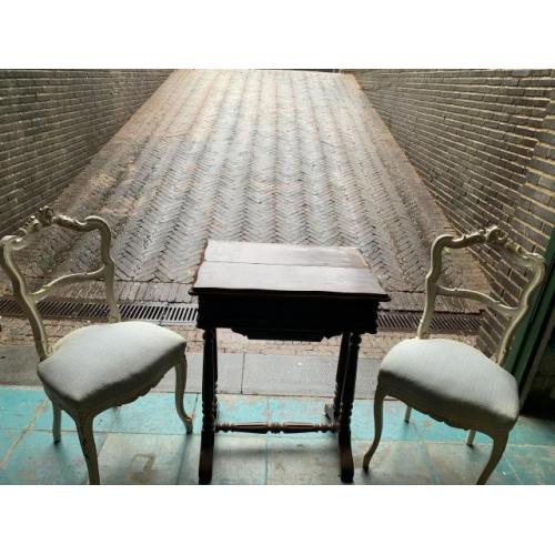 Belle paire de chaises recapitonnées de style Louis 16.
